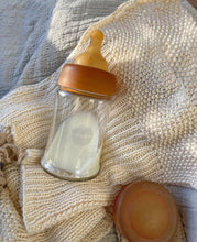 Laden Sie das Bild in den Galerie-Viewer, HEVEA Babyfläschchen aus Glas / weiter Hals (150 ml) + Trinksauger u. Schutzkappe - Naturkautschuk / 2er Pack
