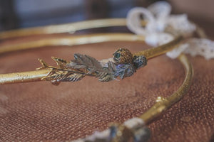 Traukränze aus Olivenzweigen mit vergoldeten Blumen