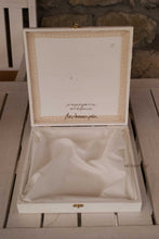 Laden Sie das Bild in den Galerie-Viewer, 6 Stefana Box
